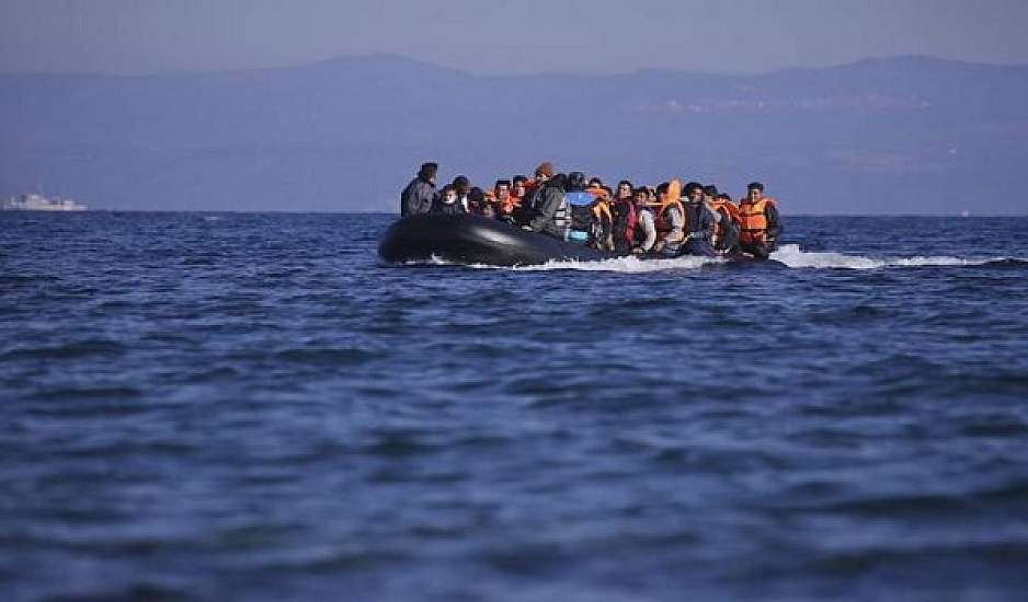 Τούρκοι διακινητές έριξαν στη θάλασσα μετανάστες - Τους εντόπισε το πλοίο της γραμμής