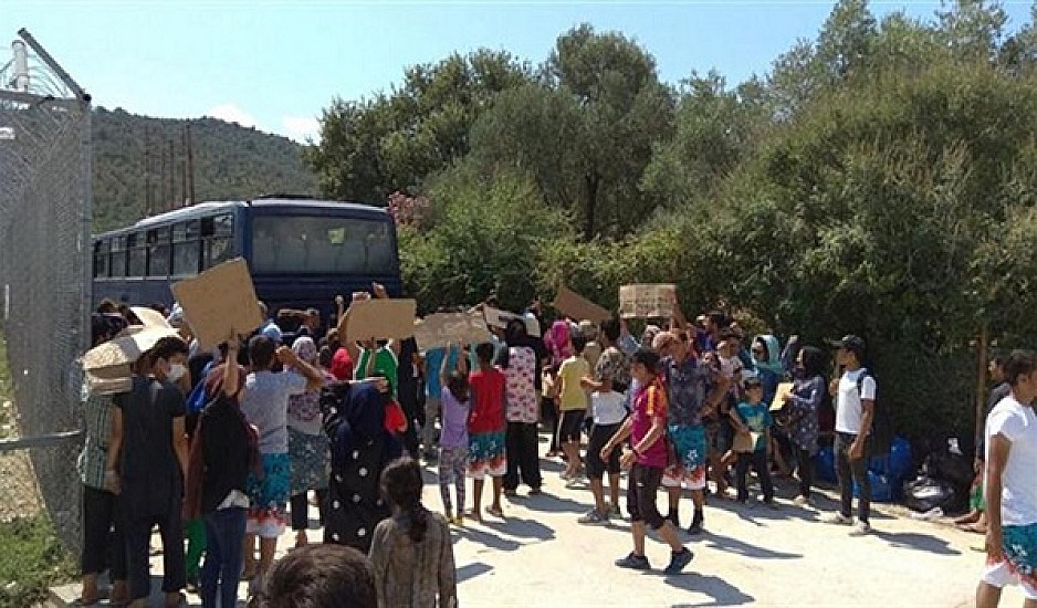 Λέσβος: Διαδήλωση εκατοντάδων μεταναστών έξω από το ΚΥΤ της Μόριας
