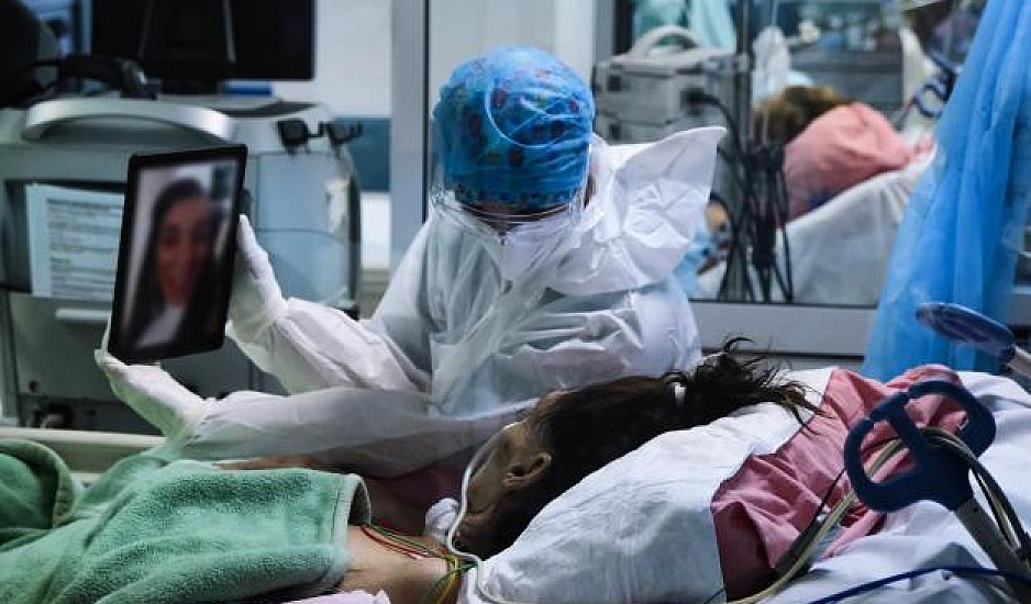 Δυνατή εικόνα από ελληνική ΜΕΘ: Νοσηλεύτρια κρατά τάμπλετ για να κάνει ασθενής βιντεοκλήση με συγγενείς της