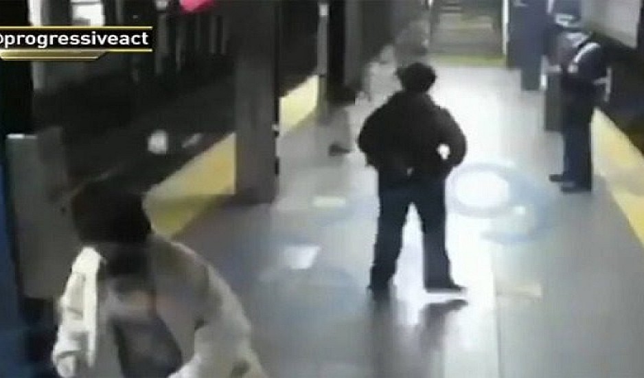 Ανδρας σπρώχνει γυναίκα στις γραμμές του μετρό δευτερόλεπτα πριν φτάσει - Σοκάρει το βίντεο