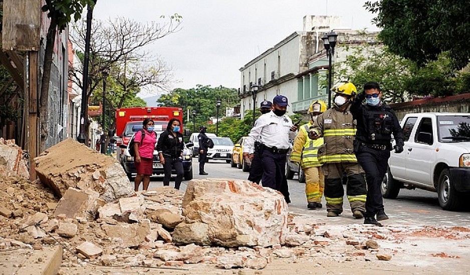 Πέντε νεκροί και πολλές ζημιές σε κτίρια από τα 7,4 Ρίχτερ στο Μεξικό