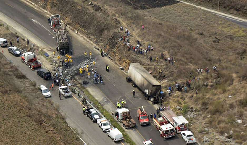 Μεξικό: Δεκάδες νεκροί και τραυματίες από σύγκρουση λεωφορείου με φορτηγό