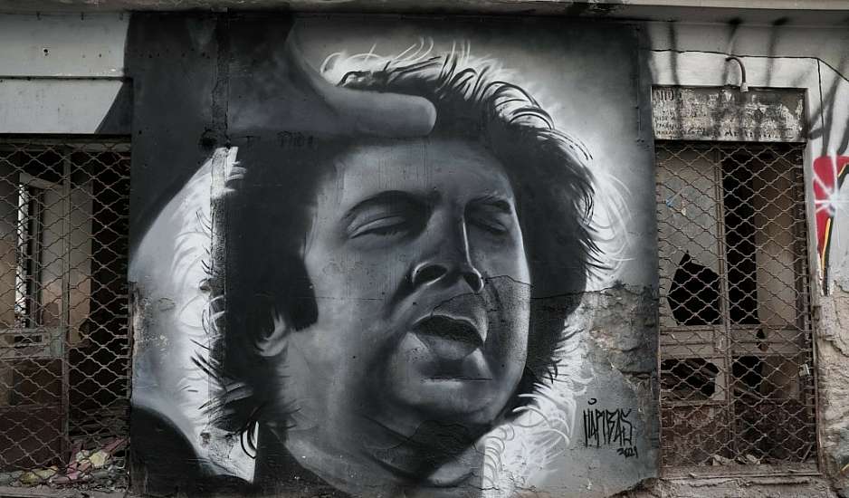 Ο Μίκης Θοδωράκης έγινε graffiti στο κέντρο της Αθήνας