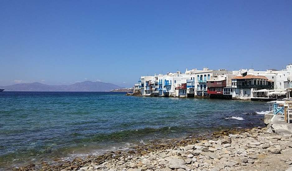 Πριβέ πάρτι σε βίλες της Μυκόνου και πρόσκληση με SMS
