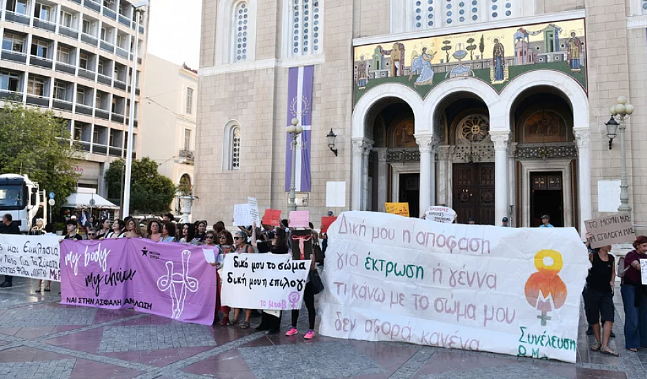 Μητρόπολη: Διαμαρτυρία γυναικών για την εγκύκλιο κατά των αμβλώσεων