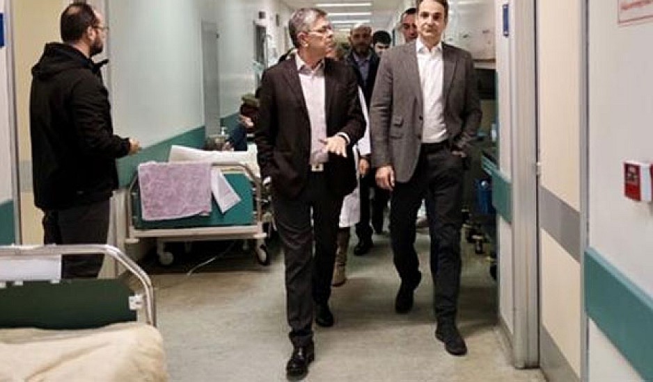 Αιφνίδια επίσκεψη Μητσοτάκη στο Νοσοκομείο "Αττικόν"