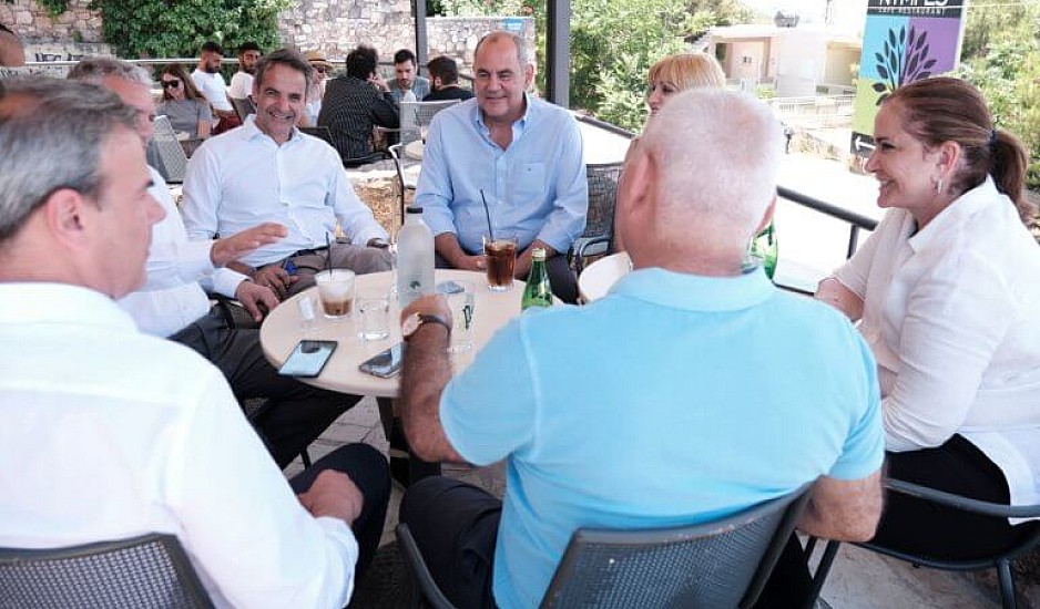 Για καφέ ο Κυριάκος Μητσοτάκης με τους υποψήφιους βουλευτές Χανίων