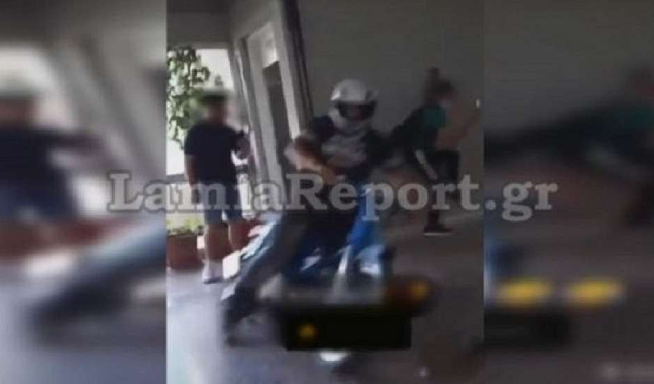 Λαμία: Μαθητής μπήκε μέσα στο σχολείο με μηχανάκι