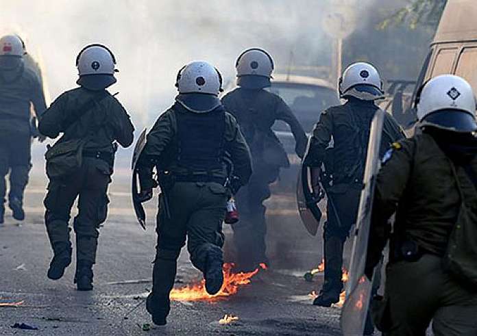 Πεδίο μάχης τα Εξάρχεια: Πόλεμος ανάμεσα σε αντιεξουσιαστές και αστυνομία
