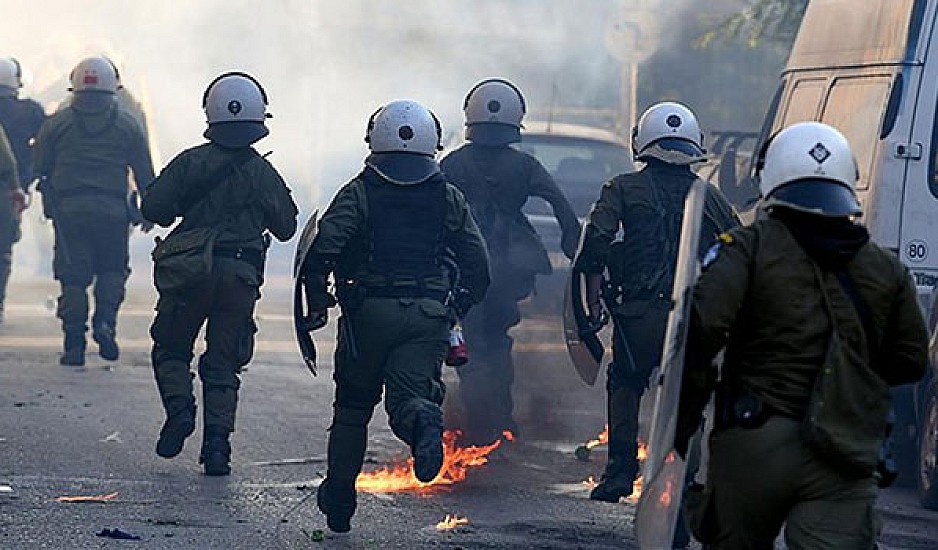 Πεδίο μάχης τα Εξάρχεια: Πόλεμος ανάμεσα σε αντιεξουσιαστές και αστυνομία