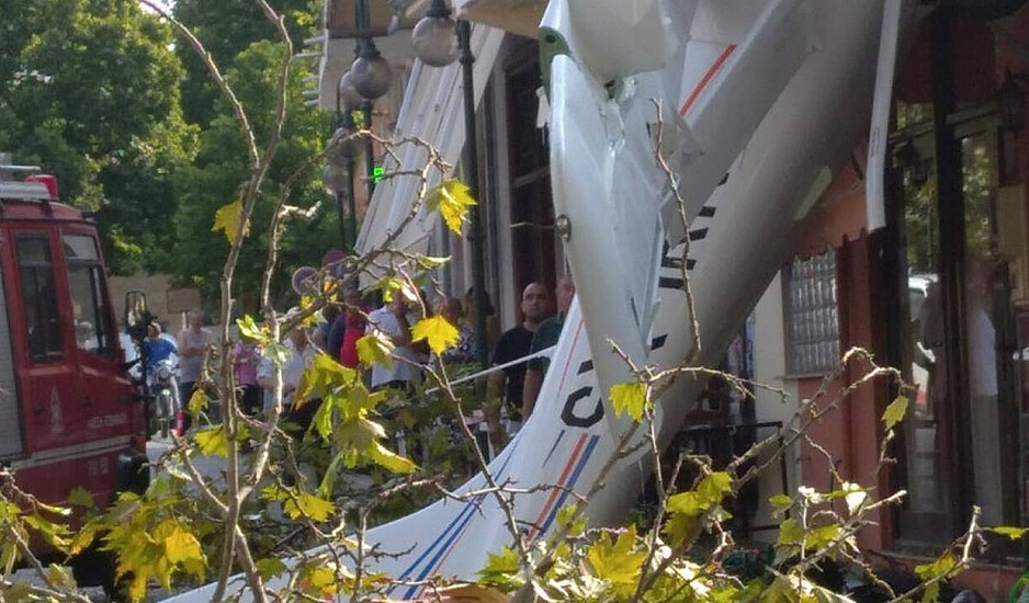 Έκτακτο: Πτώση μονοκινητήριου αεροπλάνου μέσα σε χωριό στις Σέρρες
