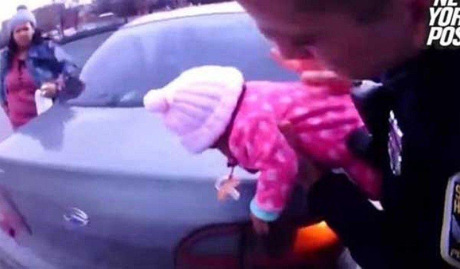 Συγκλονιστικό: Αστυνομικοί έσωσαν μωράκι δύο μηνών που πνιγόταν. Βίντεο