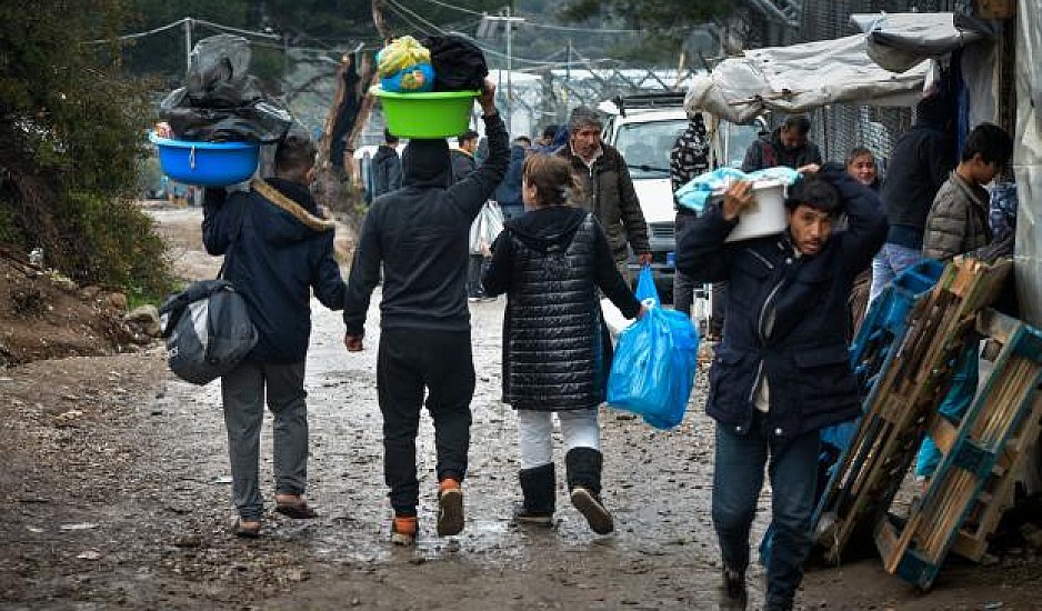 Mόρια: Τραγικές εικόνες από τη «φαβέλα» που έχουν στήσει χιλιάδες πρόσφυγες έξω από το camp