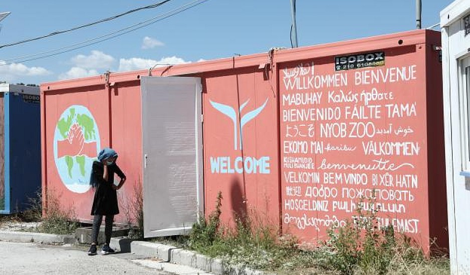 Λέσβος: Συναγερμός μετά τα 82 συνολικά κρούσματα - Lockdown για πρόσφυγες, με μάσκα στους ναούς