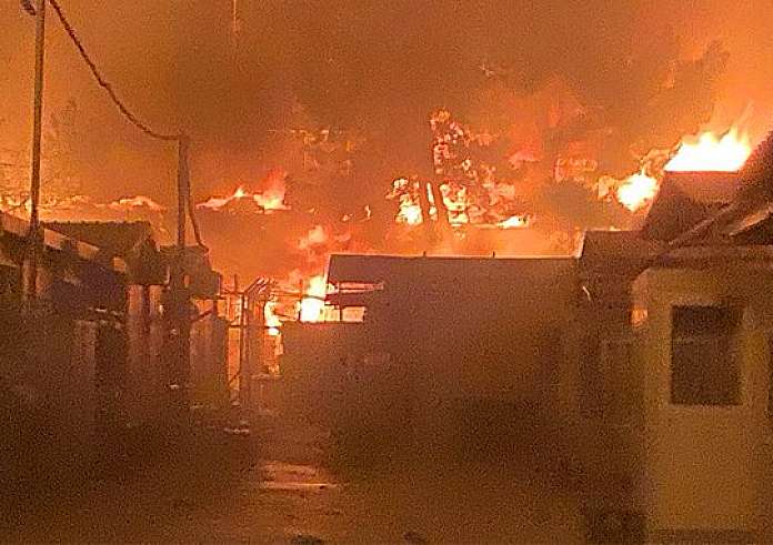 Μεγάλη φωτιά στη Μόρια: Πληροφορίες για δύο νεκρούς, επικρατεί ένταση και πανικός