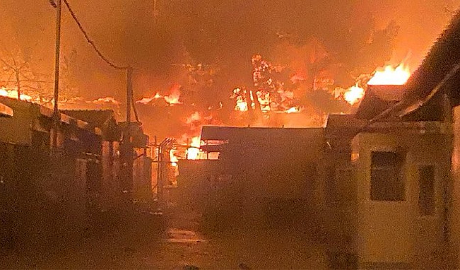 Μεγάλη φωτιά στη Μόρια: Πληροφορίες για δύο νεκρούς, επικρατεί ένταση και πανικός