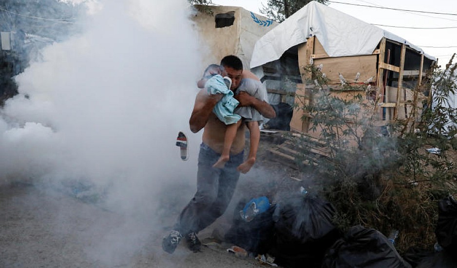 Φονική πυρκαγιά στη Μόρια: Πέθαναν μάνα και παιδί, εξαγριωμένοι οι μετανάστες