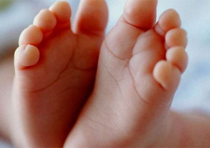 Νήπιο βρέθηκε νεκρό, δεμένο στο καθισματάκι του λόγω ασιτίας  και δίπλα νεκρή η 32χρονη μητέρα του