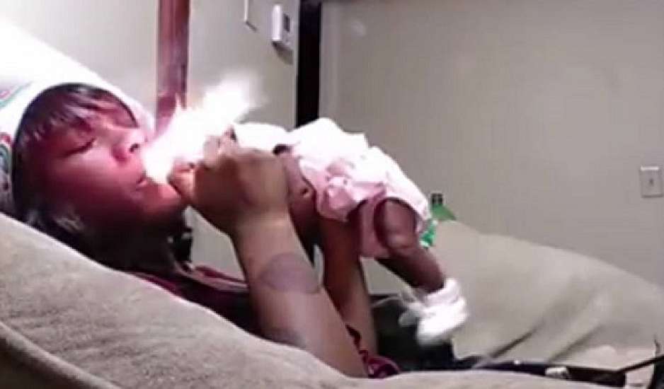 Στροβίλιζε στον αέρα την 1 μηνός κόρη της, φυσά τον καπνό του τσιγάρου και το μεταδίδει on air
