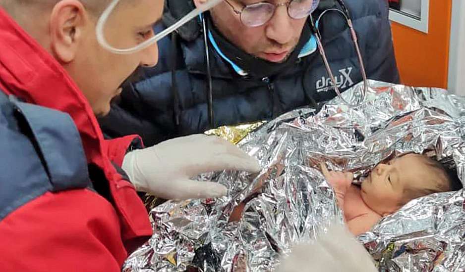 Τουρκία: Συγκλονιστική μαρτυρία - Έτσι έζησα θαμμένη στα συντρίμμια με τον νεογέννητο γιο μου....