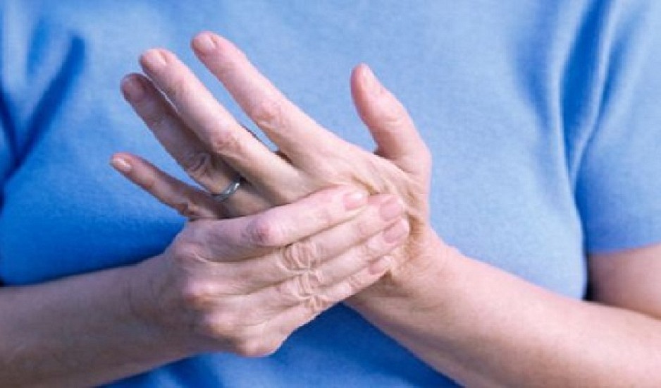 Μούδιασμα στα δάχτυλα: Τι δείχνει για την υγεία – Οι σοβαρές παθήσεις που κρύβει