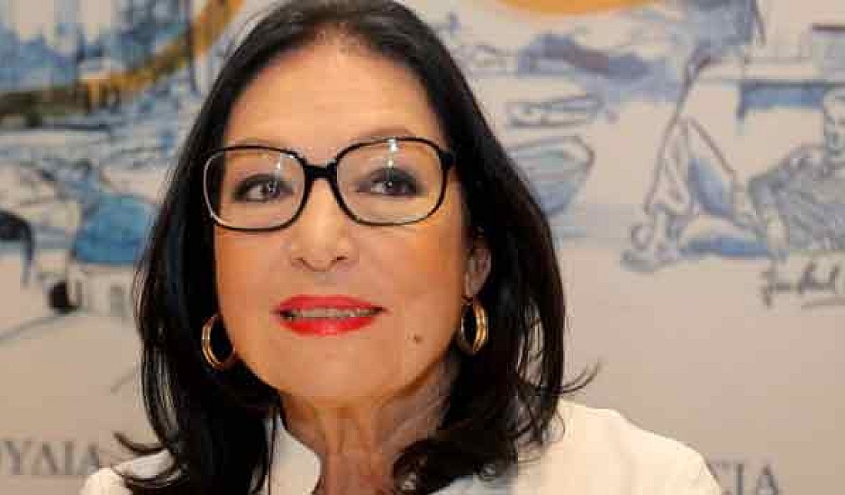 H Nάνα Μούσχουρη άλλαξε μετά από πολλές δεκαετίες τα γυαλιά σήμα κατατεθέν της