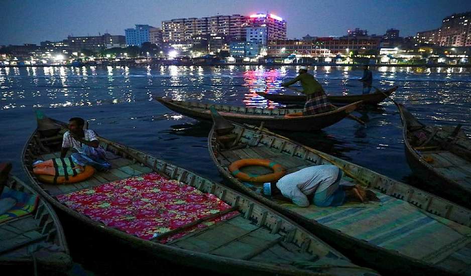Μπαγκλαντές: Τραγωδία με 25 νεκρούς σε σύγκρουση πλοίων