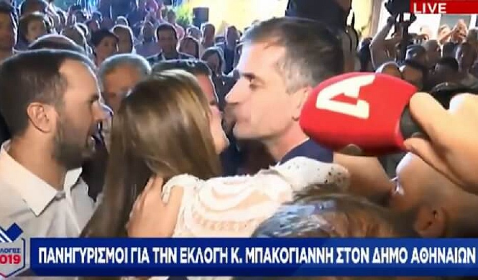 Live εικόνα από το εκλογικό περίπτερο του νέου δημάρχου Αθηναίων Κώστα Μπακογιάννη