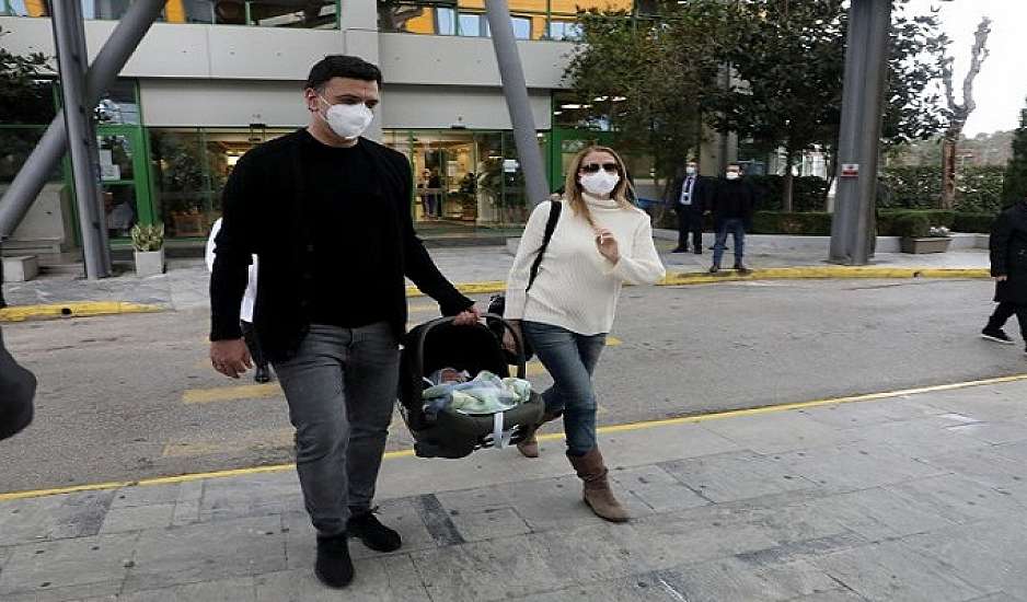 Τζένη Μπαλατσινού: Συγκινημένη κατά την έξοδό της από το μαιευτήριο