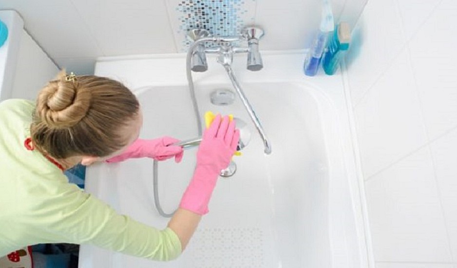 Το απλό κόλπο για πεντακάθαρη μπανιέρα χωρίς τρίψιμο με 2 υλικά που υπάρχουν στο σπίτι σας