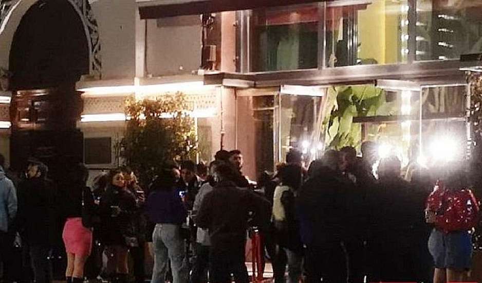 Θεσσαλονίκη: Επέμβαση της αστυνομίας σε καφέ-μπαρ για συνωστισμό