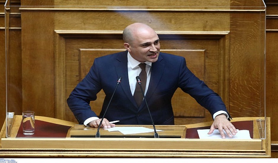 Ορκωμοσία στη Βουλή: Με γραβάτα με την ελληνική σημαία ο Κωνσταντίνος Μπογδάνος