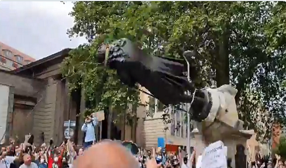 Διαδηλωτές γκρέμισαν άγαλμα εμπόρου σκλάβων στο Μπρίστολ