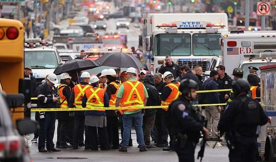 Νέα Υόρκη: Πανικός στο μετρό στο Μπρούκλιν – Τουλάχιστον 13 τραυματίες από πυρά
