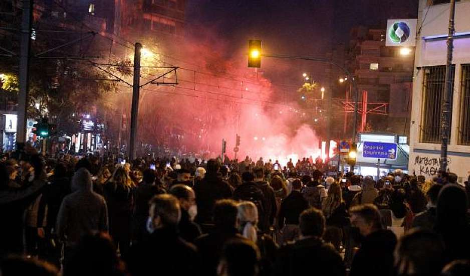 Τα ξένα Mέσα για τα βίαια επεισόδια στη Νέα Σμύρνη: Χάος στην Αθήνα