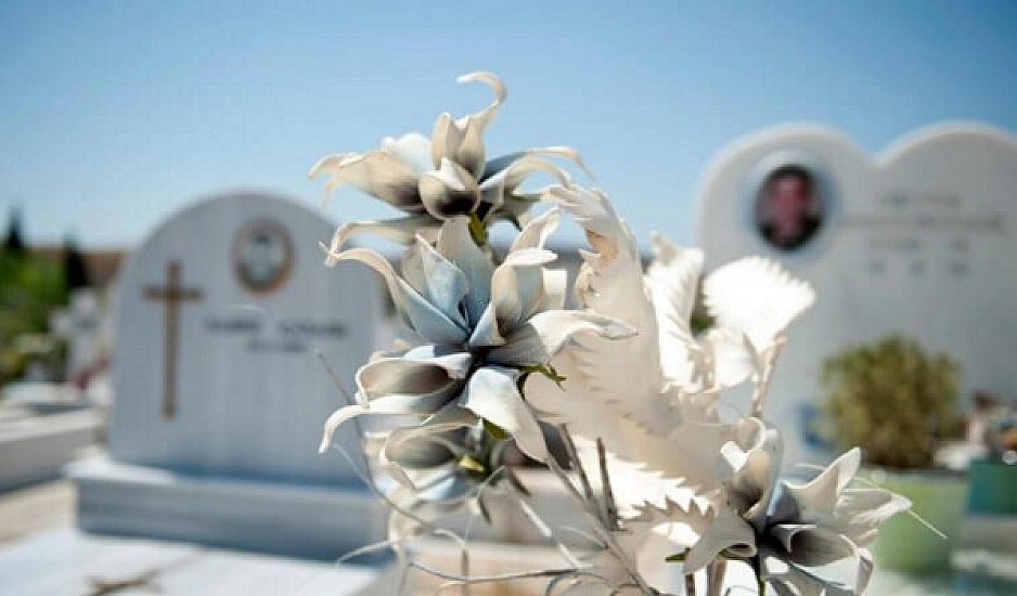 Viral η επιγραφή σε τάφο: Έζησα 90 χρόνια, πέρασα καλά 8 επί Ανδρέα Παπανδρέου
