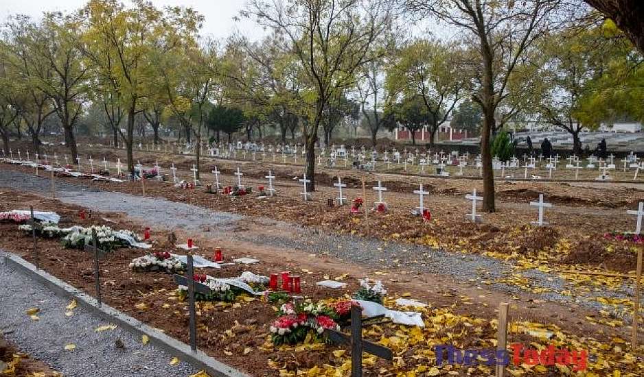 Σοκάρουν οι εργάτες στα κοιμητήρια Θέρμης: Σκάβουμε τάφους μέσα στο σκοτάδι