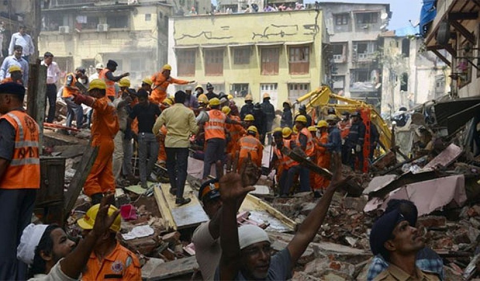 Εξαώροφο κτίριο κατέρρευσε στο Νέο Δελχί. Τουλάχιστον 15 άτομα παγιδευμένα