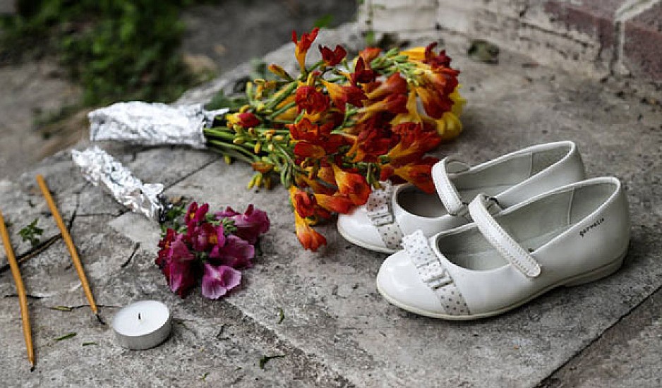 Νέος Κόσμος: Ένα ζευγάρι λευκά παπούτσια στο σημείο της τραγωδίας