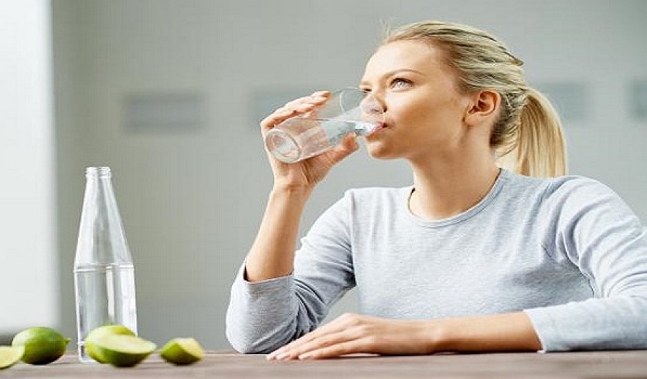 Τα "αθώα" σημάδια που δείχνουν ότι δεν πίνεις αρκετό νερό