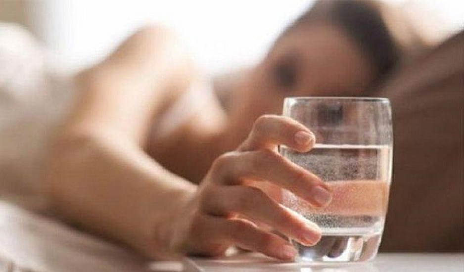 4 λόγοι που διψάς συνέχεια και δεν έχουν σχέση με τον καιρό