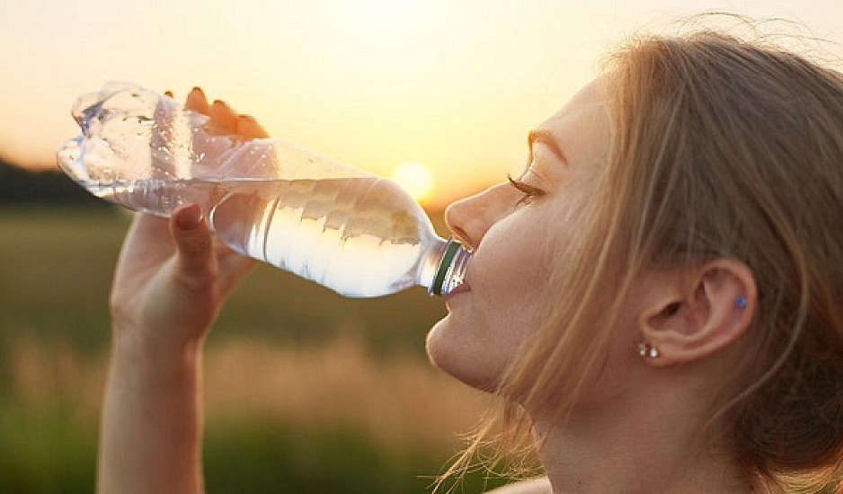 Πόσο νερό πρέπει να πίνουμε το καλοκαίρι;