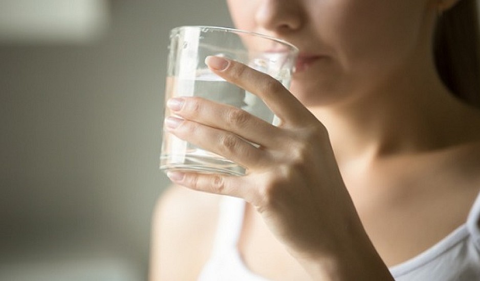 Νερό: Πόσα ποτήρια πρέπει να πίνεις καθημερινά;