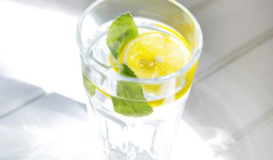 Νερό με λεμόνι το πρωί: Ένας βασικός λόγος για να ΜΗΝ το πίνετε