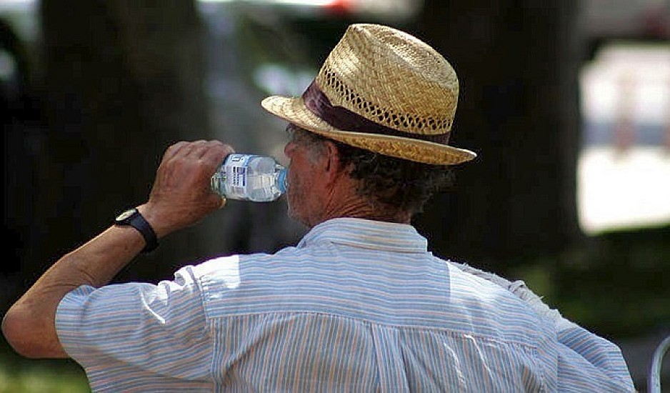 Νερό: Γιατί πρέπει να πίνετε περισσότερο όσο μεγαλώνετε;