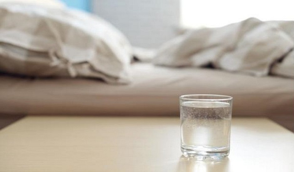 Γιατί δεν πρέπει να πίνετε νερό από το ποτήρι που έχετε δίπλα σας τη νύχτα