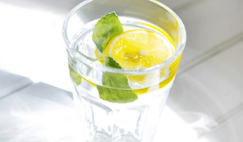 Νερό με λεμόνι: Είναι ασφαλές να πίνουμε κάθε μέρα;