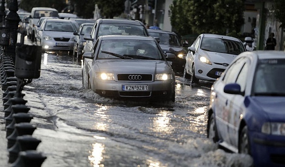 Ισχυρή νεροποντή στη Θεσσαλονίκη: Πλημμύρισαν υπόγεια