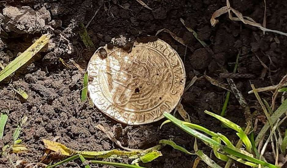 Βαριόταν στην καραντίνα και βρήκε στον κήπο της χρυσό νόμισμα 500 ετών