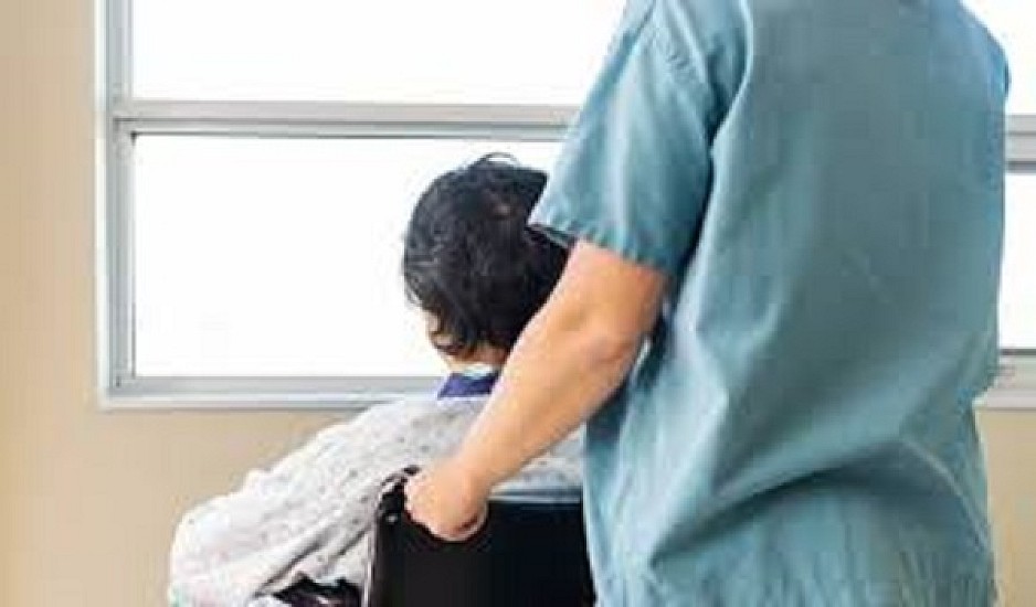 Όργιο καταγγελιών για τις παράνομες αποκλειστικές νοσοκόμες, μετά τον θάνατο στην Νίκαια
